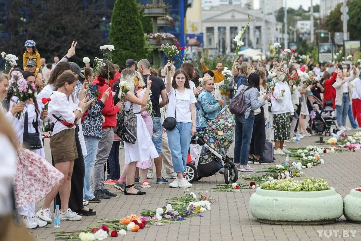 Новости сегодня последние свежие события беларуси читать. Цветы протесты в Беларуси. Белоруссия улицы люди. Женский митинг в Беларуси с цветами. Люди на улицах Минск 2020.