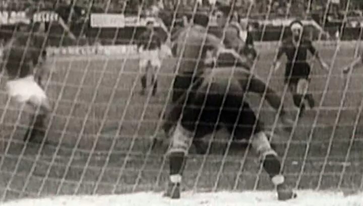 Динамо 1942 год. Динамо 1942 год. Динамо 1942 год. Футбольный матч в киеве в 1942 году с фашистами. Матч 1942 на стадионе динамо.