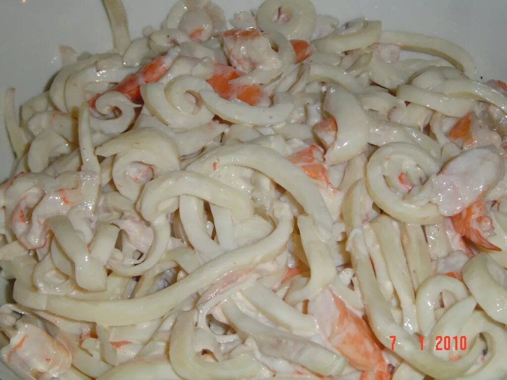 Салат королевский с креветками и кальмарами и красной икрой. Королевский салат с креветками и красной икрой и красной рыбой. Салат кальмары креветки и красная рыба. Салат из семги и креветок. Салат кальмары креветки и красная рыба.