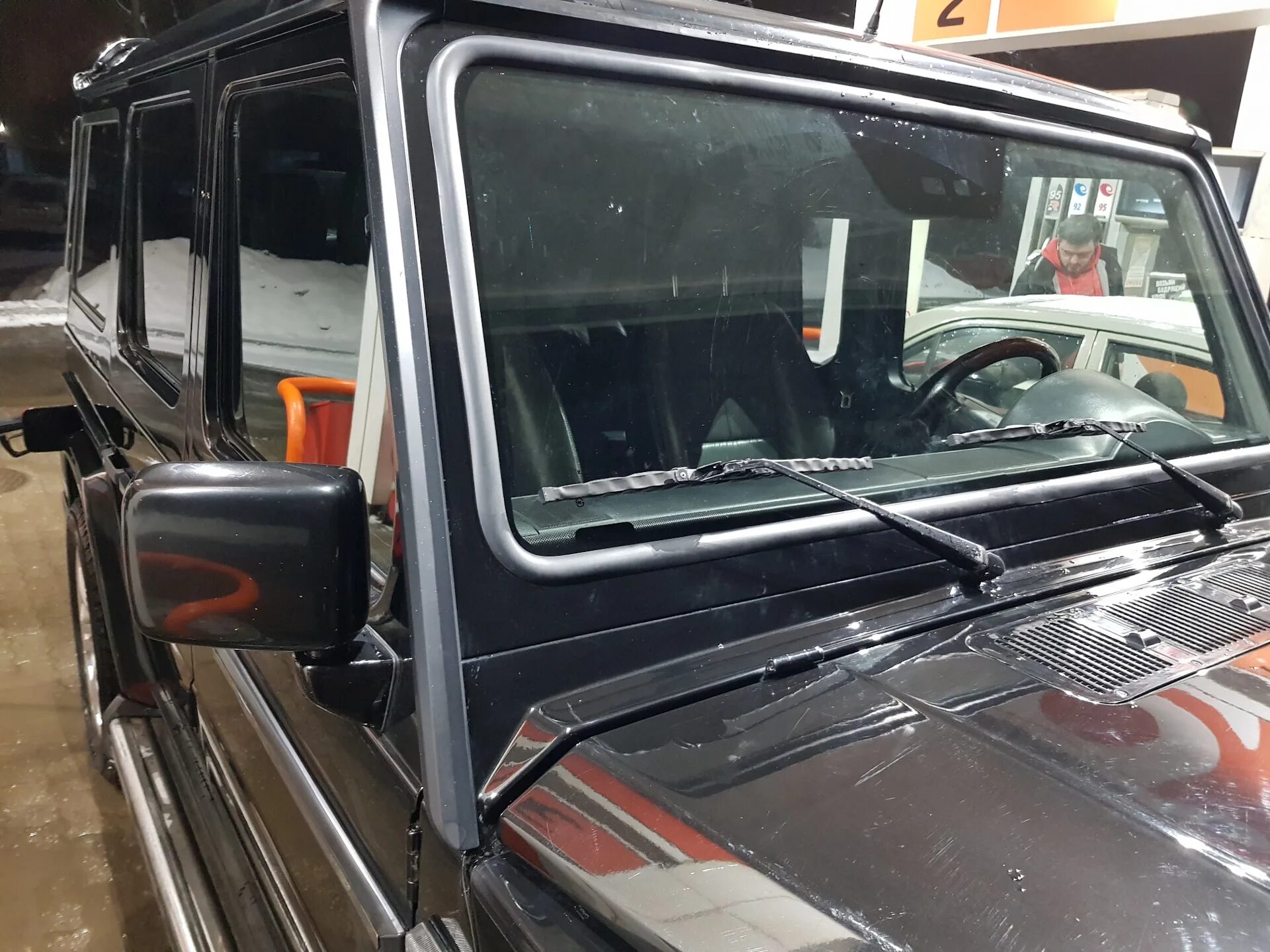 Бронированное стекло w463. Бронированное стекло w463. Рамка лобового стекла мерседес w463. Уплотнитель лобового стекла гелендваген w463. Стекло лобовое w463.