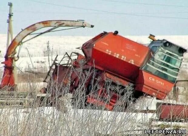 Разваленные фермы. Омская область совхозы. Колхоз банкрот. Заброшенные фермы зимой. Комбайн кзс-1218.