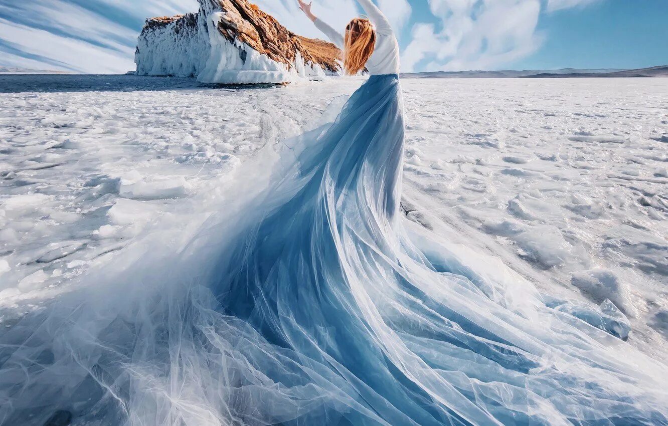 Шлейф воды. Ледяное платье. Байкал зимой.