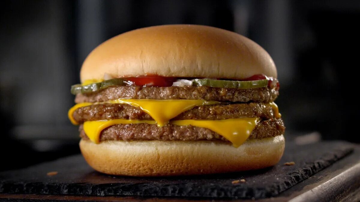 Тройной чизбургер макдональдс. Бургер макдональдс чизбургер. Трипл-Дабл чизбургер. Самый вкусный бургер. Гамбургер страна