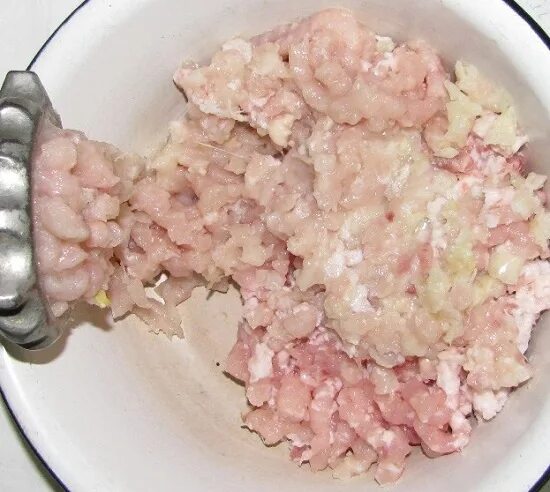 курица через мясорубку. фарш. фарш из куриной грудки фото. фарш из куриных грудок. фарш куриный.