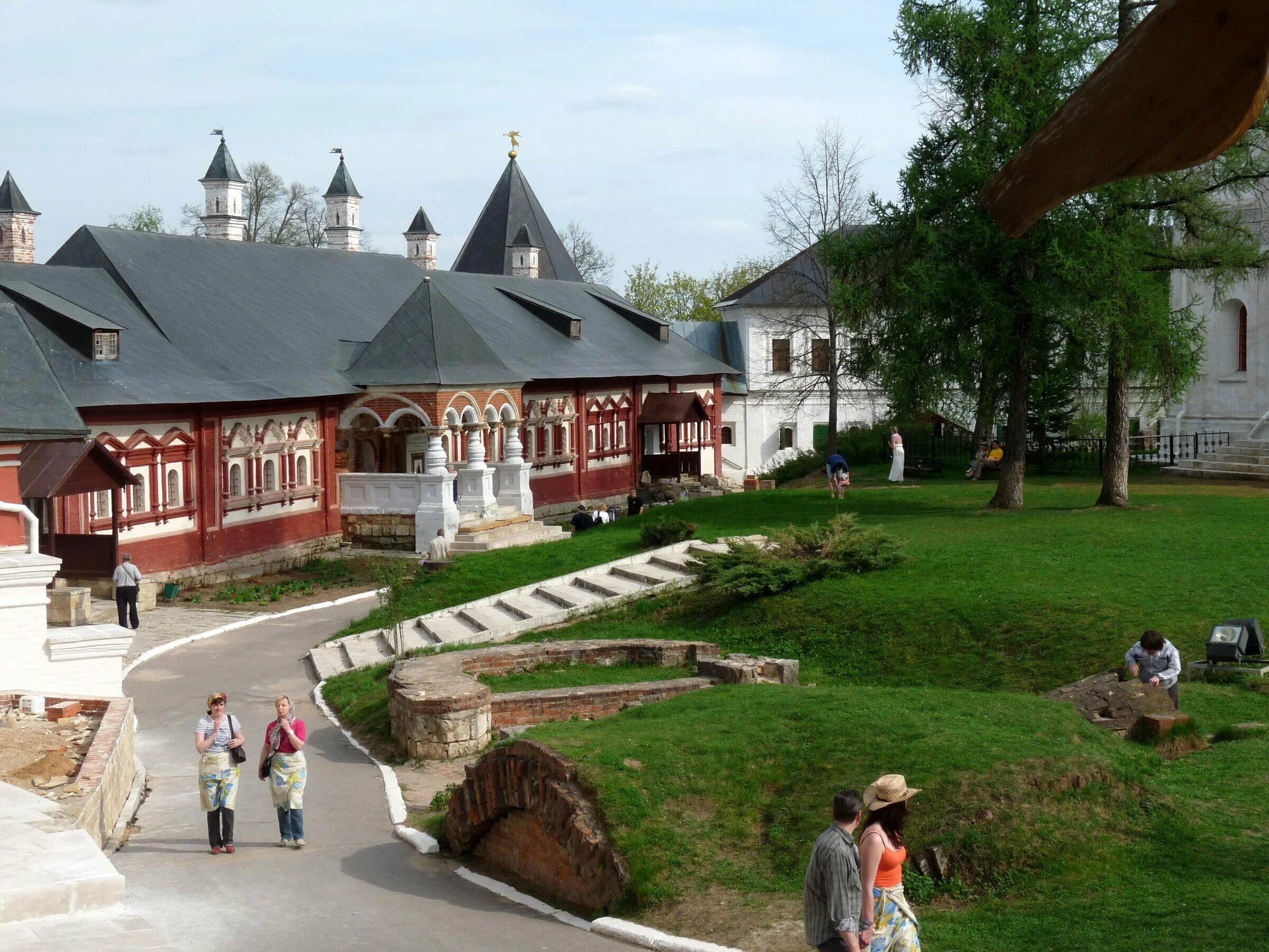 Сторожевский монастырь в Звенигороде. Саввино-Сторожевский монастырь дворец царя Алексея Михайловича. Дворец Алексея Михайловича в Саввино-Сторожевском монастыре. Саввино-Сторожевский монастырь Звенигород.