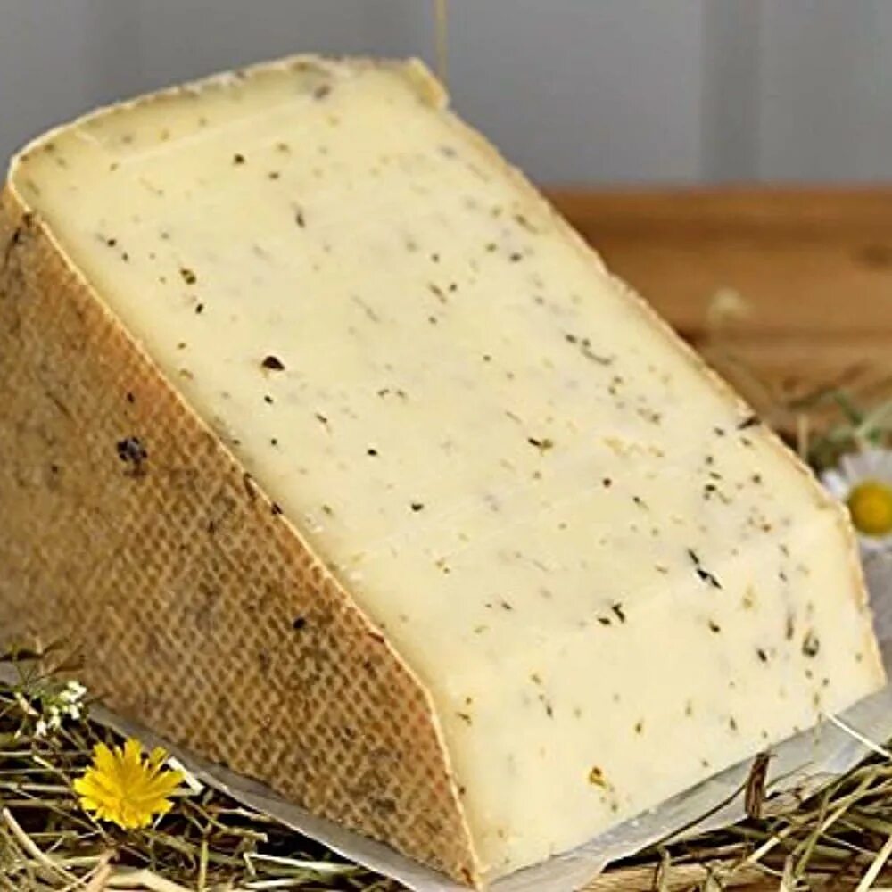 плотный сыр. ломтик сыра. сыр твердый чеддер. сыр джерси чиз. Asiago pressato (азиаго прессато).