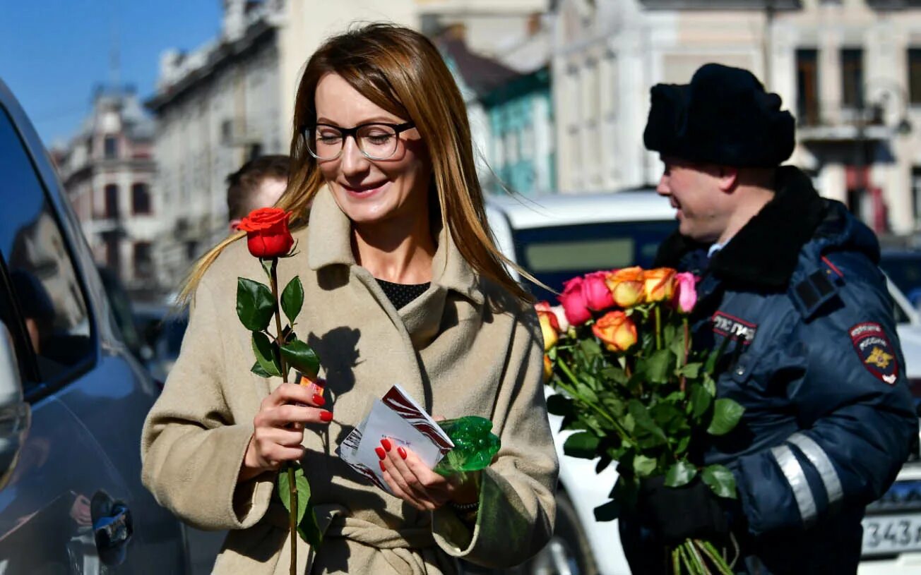 Международный женский день мужчин. Европейские женщины. Международный женский день празднование.