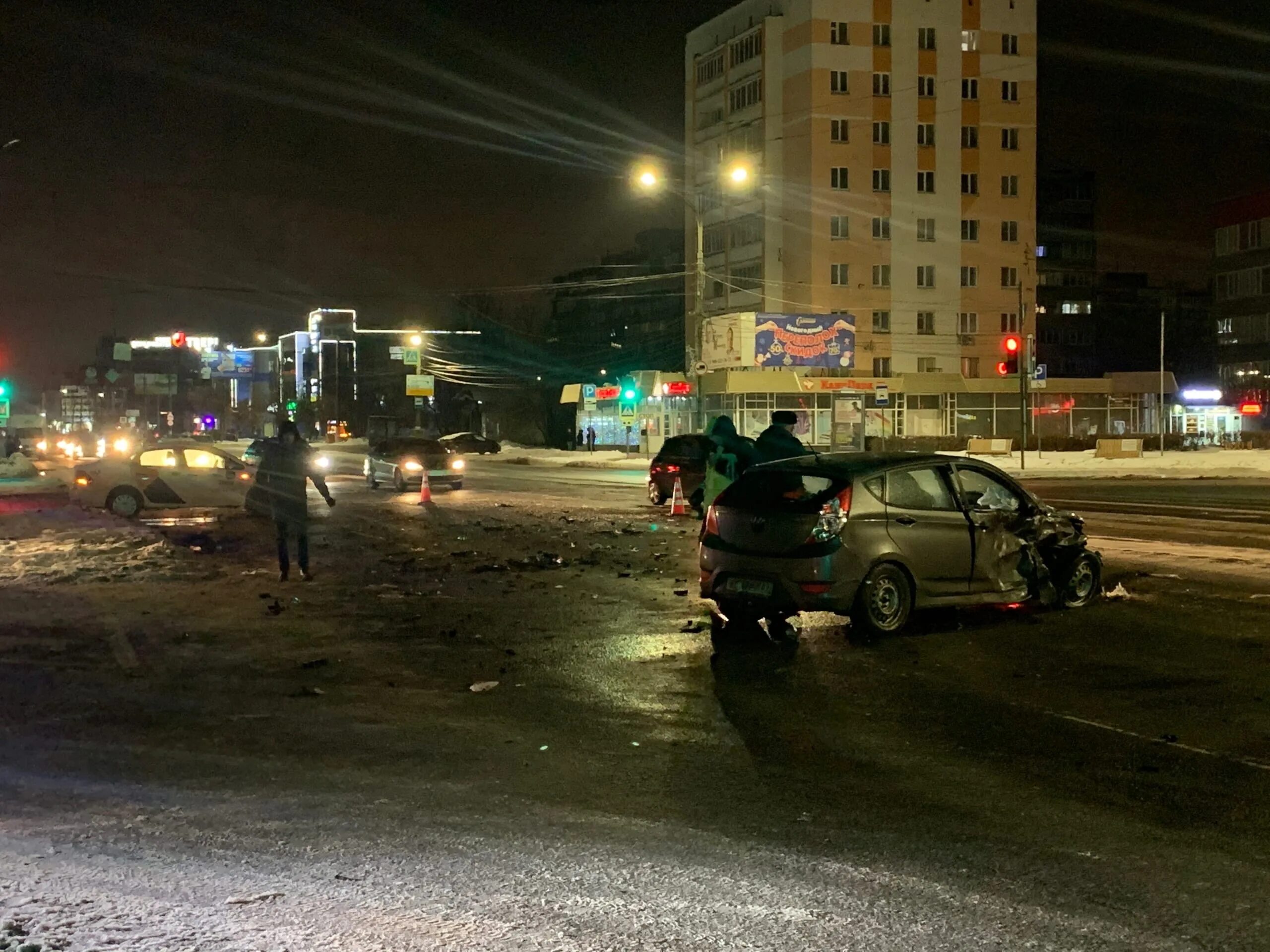 Вечер 04 04 17. Площадь Капошвара Тверь. ДТП на площади Капошвара в Твери. Машина на перекрестке. Магнит на Капошвара Тверь.