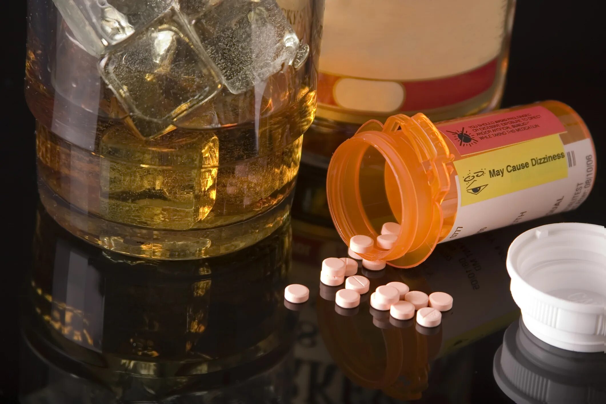 Антидепрессанты и антибиотики. Лекарства. Лекарственные средства яды. Алкоголь и лекарства. Алкогольные таблетки.