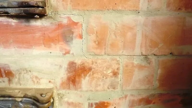 Трещины на кирпичах на печке. Трещины в кирпичной печки. трещина кирпич печь. треснул шов в кирпичной печи. швы в кирпичной печке треснули.