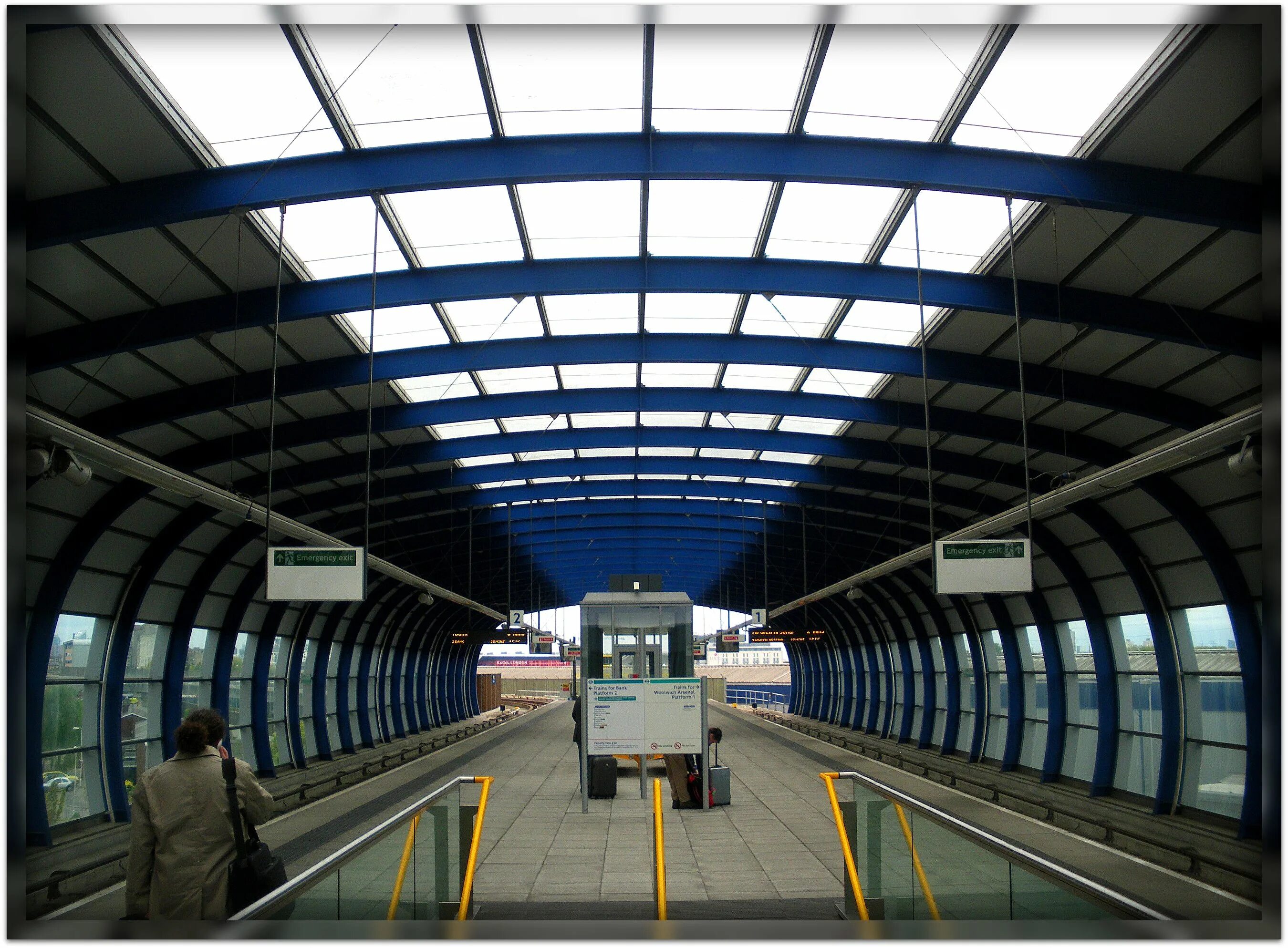 Включи легкую станцию. DLR Лондон. Доклендское легкое метро (DLR) В Лондоне. Железнодорожная станция DLR В Лондоне. Станция аэропорт.