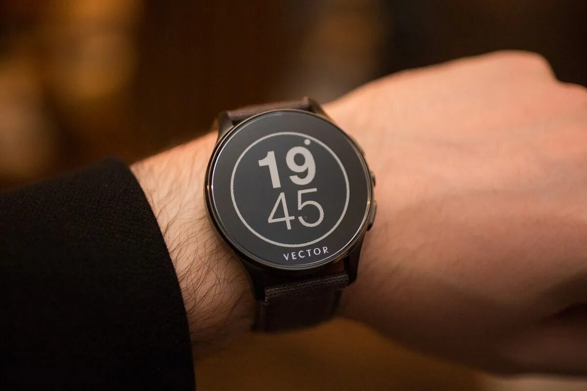 Часы на минимум. Умные часы fitbit. часы монохромные наручные. монохромные умные часы. смарт часы с монохромным дисплеем.