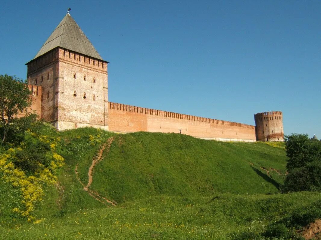 Смоленская крепость достопримечательности смоленска. Крепостная крепость. Крепостная стена смоленск башня веселуха. Смоленский кремль федор конь. Смоленск большая крепостная стена.