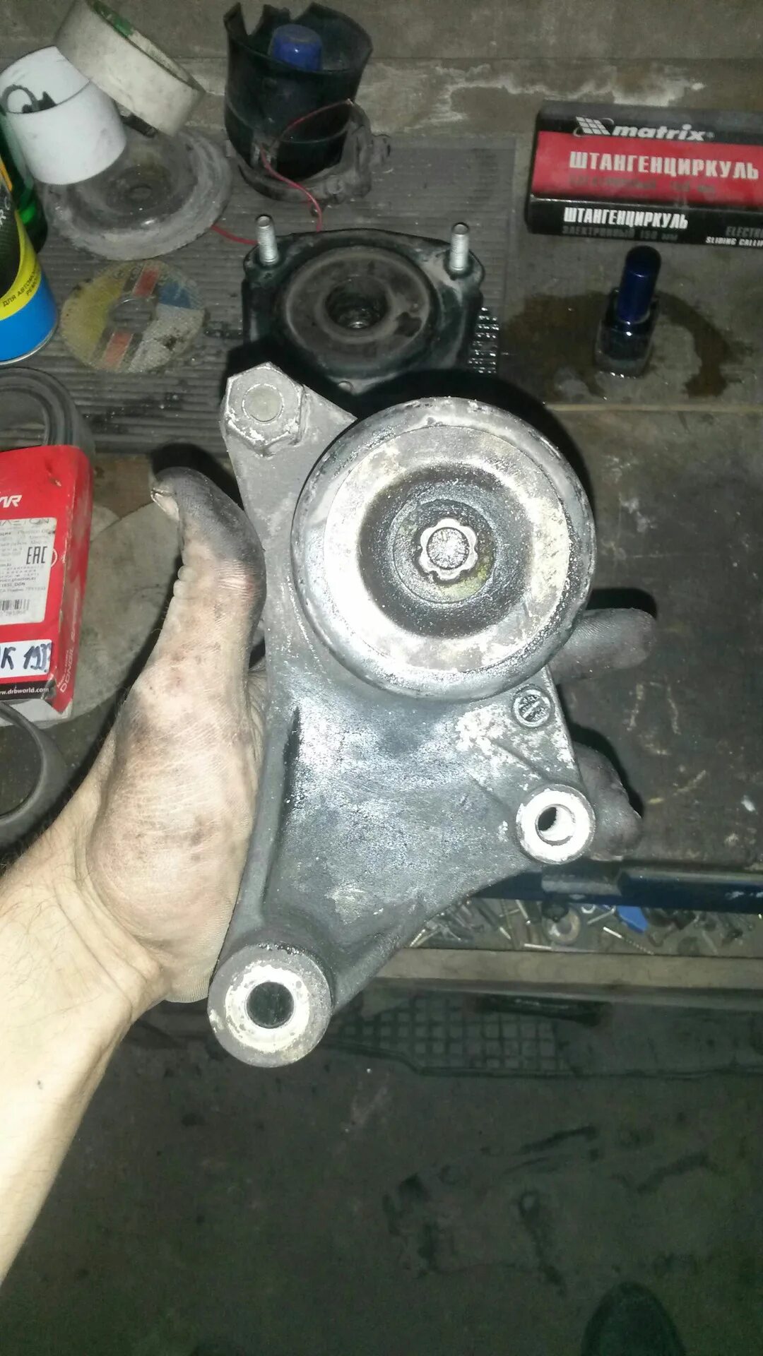 2. Ролик натяжителя тойота рав 4. Замена натяжителя рав 4. Натяжитель ремня рав 4 2002. Замена натяжителя рав 4.