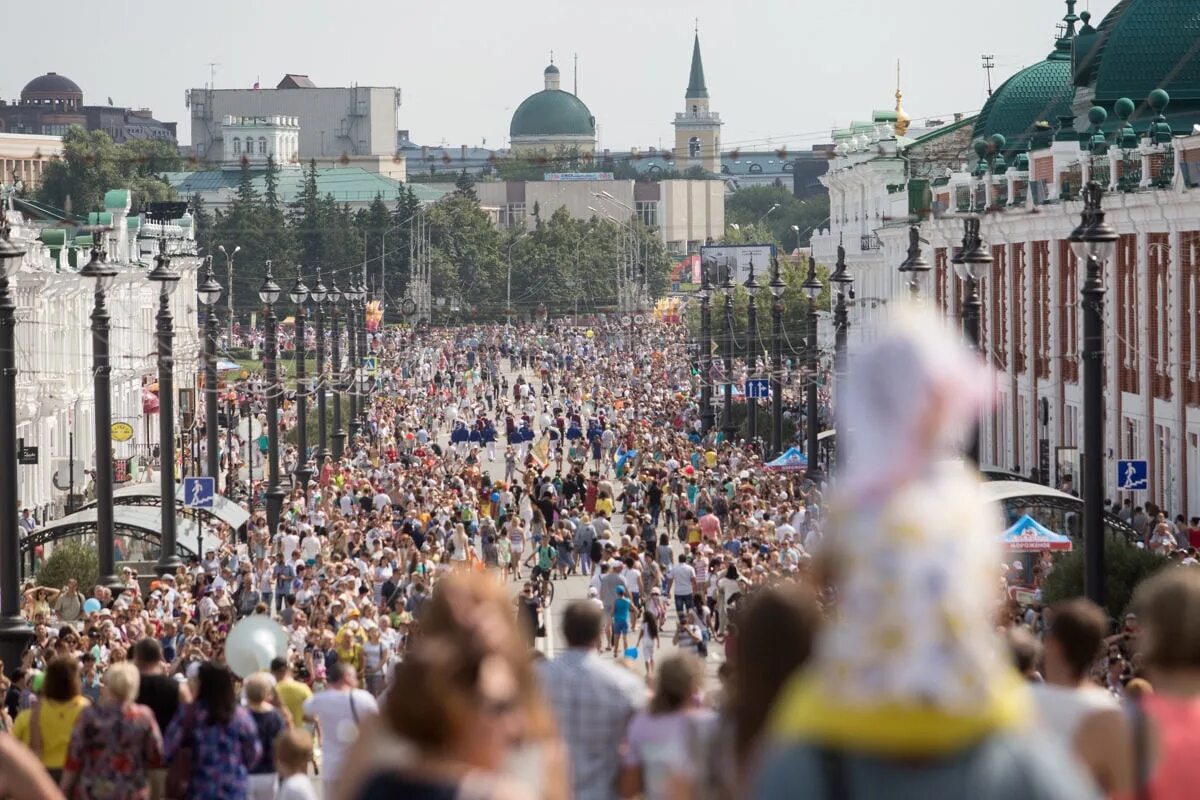 Любинский проспект Омск 2023. Любинский проспект Омск день города. С днем города. Омск население. 14 апреля 2019 г