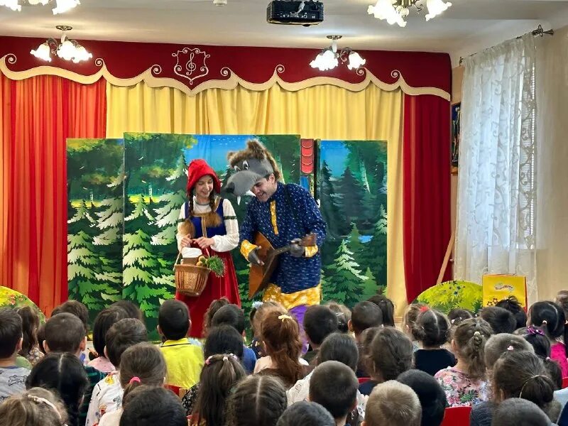 театр приехал в детский сад. театр приехал в детский сад. театр приехал в детский сад. ростовая кукла питер пэн. театр для детей.