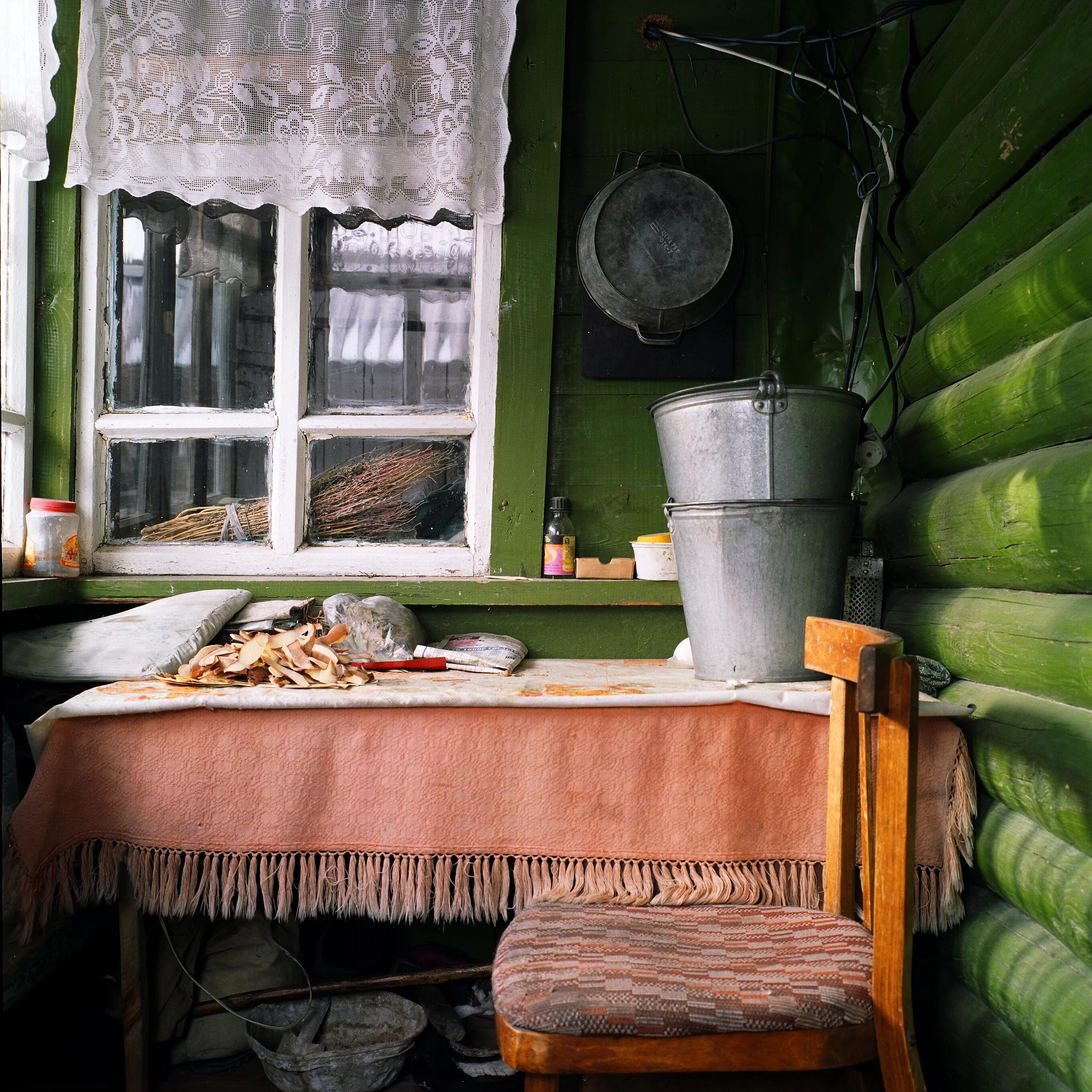 Дом бабушки в деревне. Уютная деревня. уют в деревенском доме. уют в старом деревенском доме. интерьер бабушкиного дома в деревне.