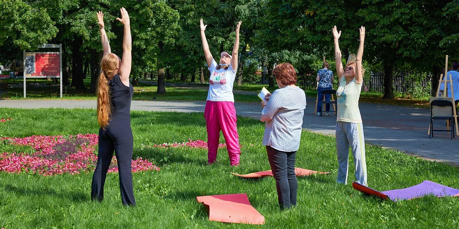 Свежий воздух москва. Московское долголетие йога. Цигун Московское долголетие. Московское долголетие занятие йогой. Занятия спортом в парках.