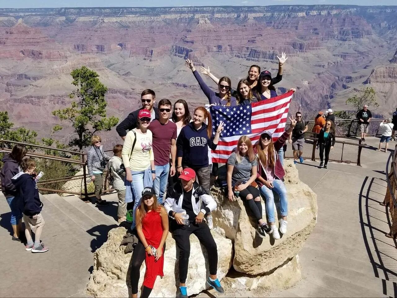 Грузовик с людьми. Работа в сша. Малый бизнес в сша. Программа work and travel usa. Работа в сша в европе.