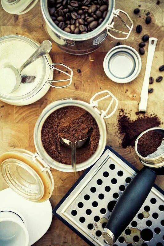 Женщина на кухне. Набор предметов первой необходимости. Предметы первой необходимости. Чемодан без ручки. Prepare items.