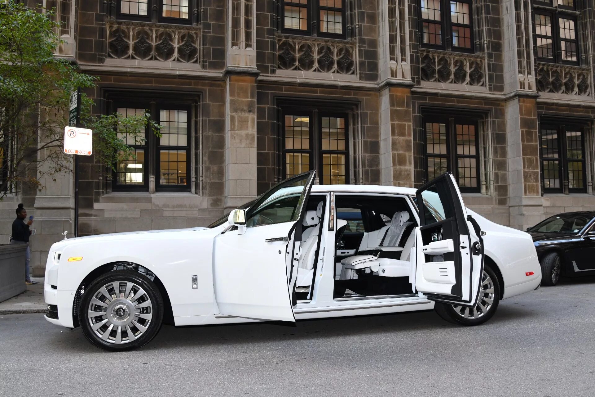 Белый роллс ройс. Роллс Ройс Фантом. Rolls Royce Фантом 2020. Новый Rolls Royce Phantom 2020. Rolls Royce Phantom 2021 белый.