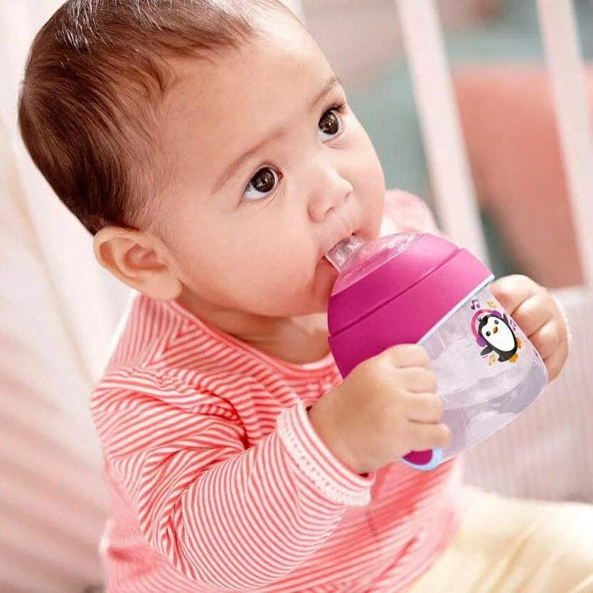 Как научить ребенка пить из поильника. Поильник для детей. Пить с поильника как научить ребёнка. Как научить ребёнка пить из кружки самостоятельно. Как научить ребенка пить из поильника.