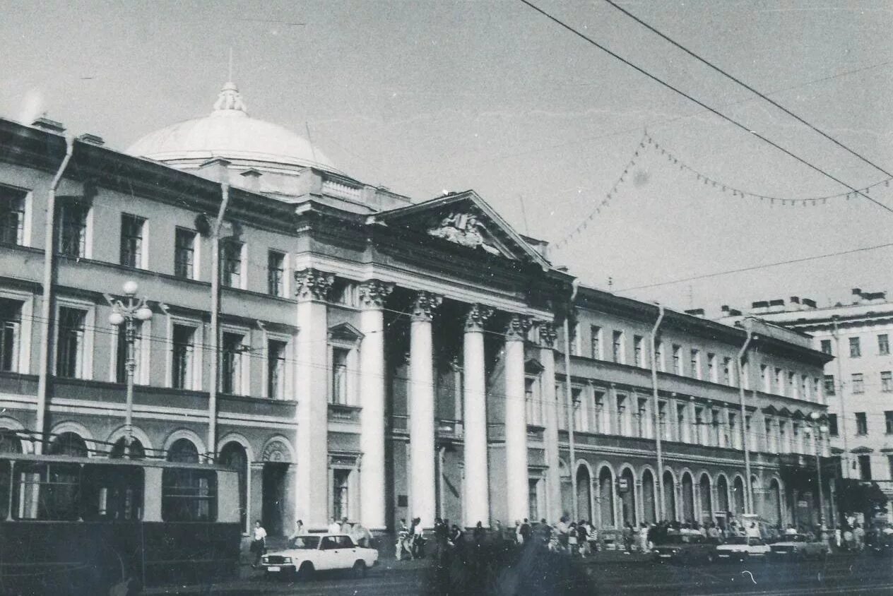 Голландская реформаторская церковь в санкт-петербурге. Дом голландской реформатской церкви. Голландская церковь на невском. Дом голландской церкви на невском проспекте в санкт-петербурге. Голландская церковь на невском.