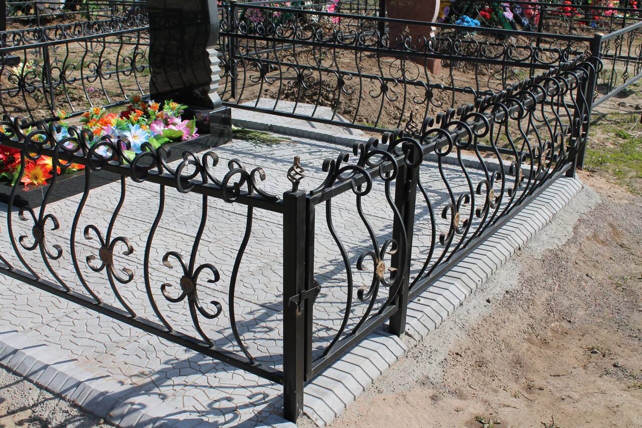 Оградки богородское кладбище. Бетонный цоколь на могилу. Кладбищенские оградки из профильной трубы. Оградка на могилу. Ограждение металлическое для могилы.