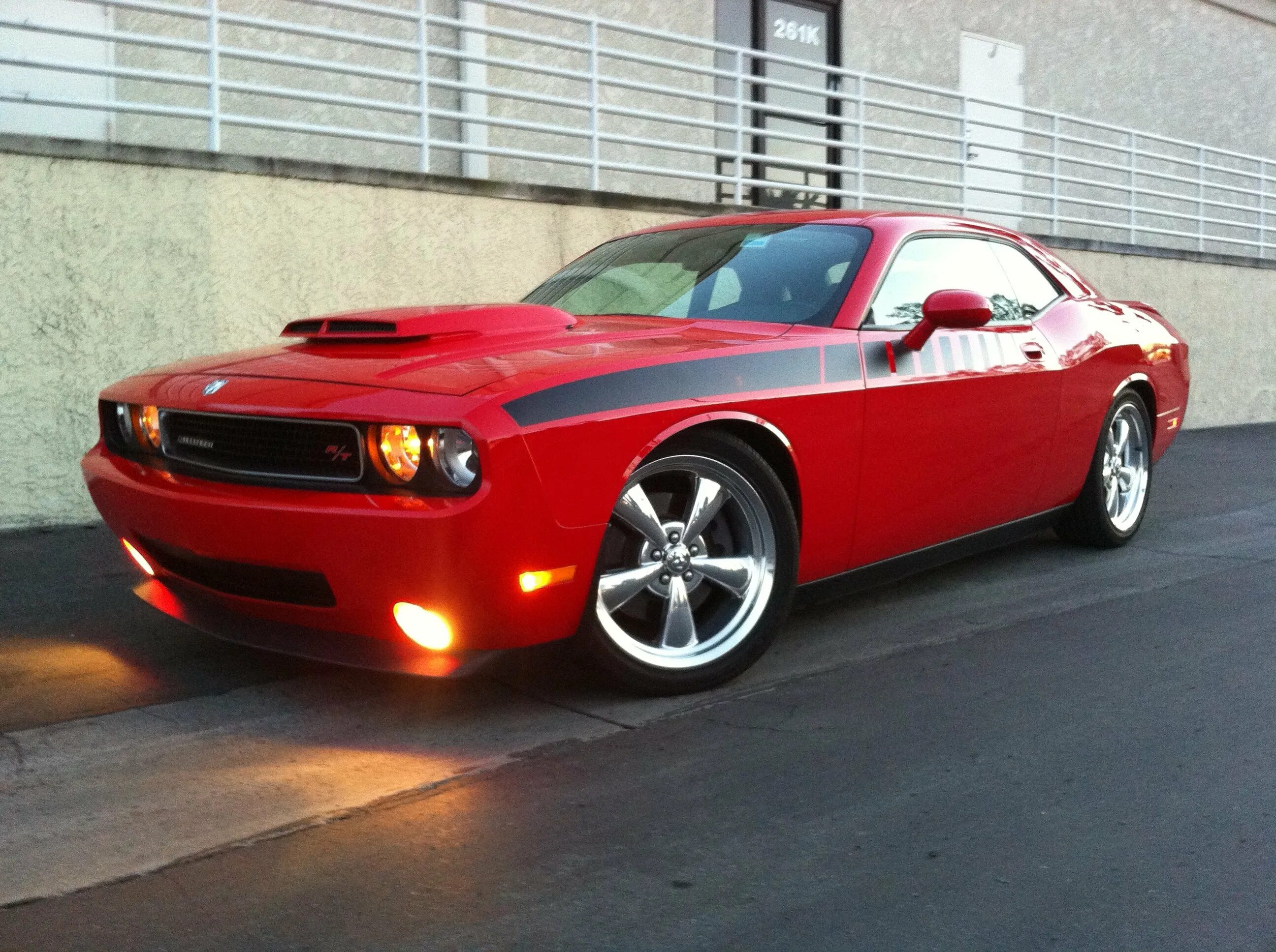 Дочь челленджер. Dodge Challenger 2010. Dodge Challenger 2007. Dodge Challenger srt 2010. Dodge Challenger r/t 2010.