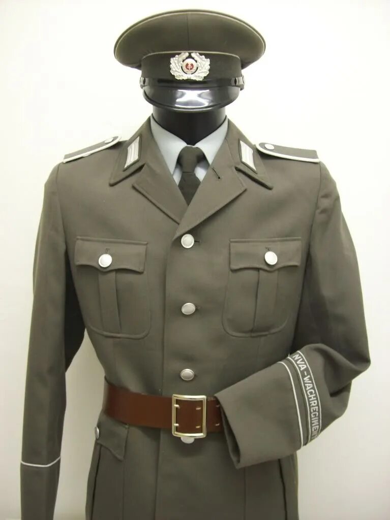 Купить офицеры. Форма офицера 3 рейха. Форма СС 1939. Форма 3 рейха Хуго босс. Форма офицеров третьего рейха.