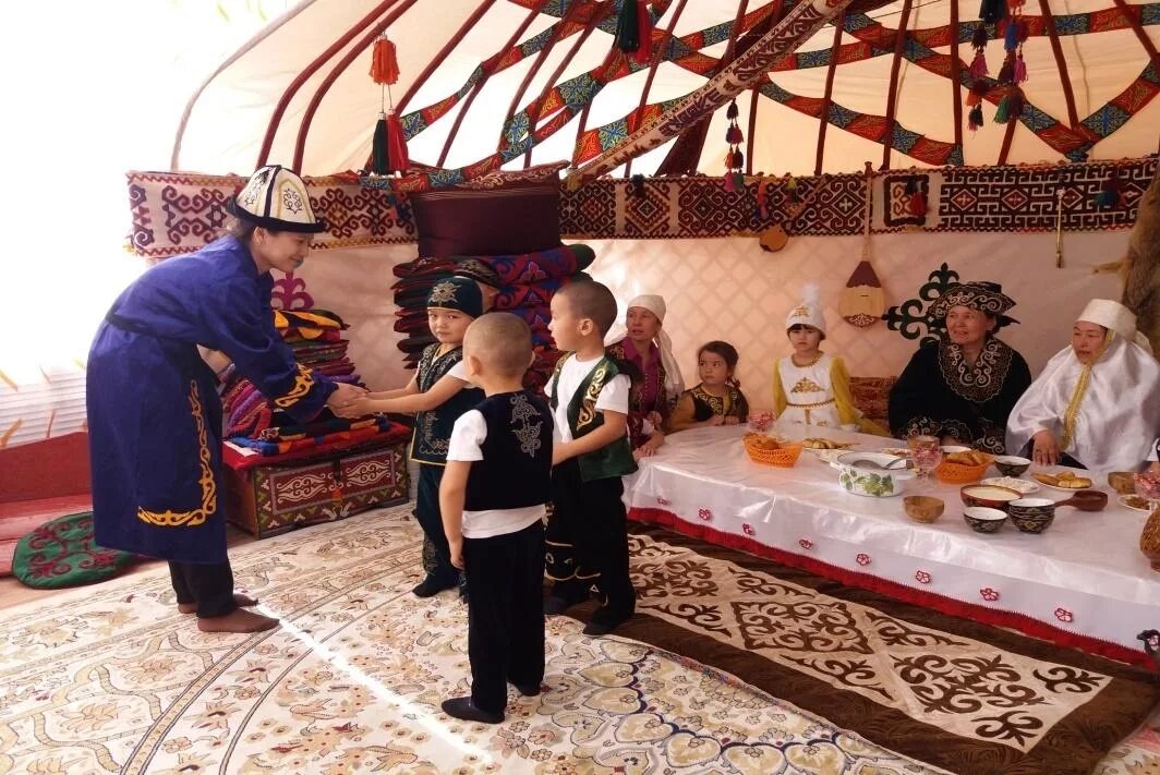 Корису айт казахский праздник у казахов. Наурыз в ауле. Украшение на Наурыз в садике. Амал мерекесі сценарий