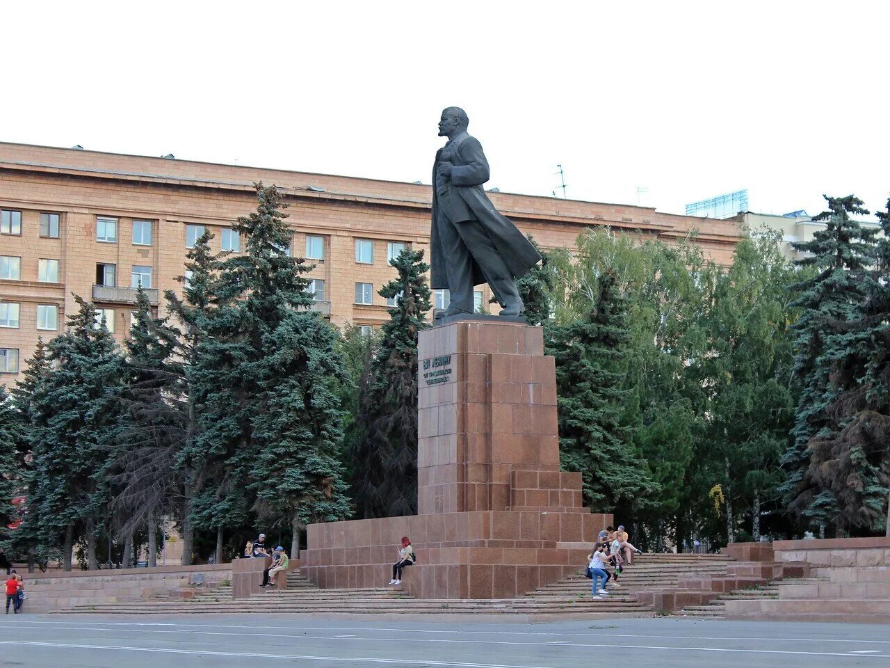 Как называется площадь ленина. Площадь революции челябинск. ленин на площади революции челябинск. площадь революции г. челябинск. сквер площади революции челябинск.