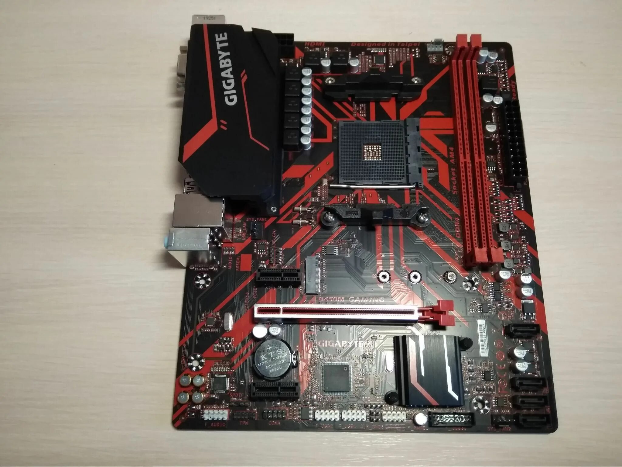 Плата b450 gaming x. Материнская плата Gigabyte b450. Материнская плата Gigabyte b450m. Gigabyte am4 b450m. Материнская плата Gigabyte b450m Gaming.