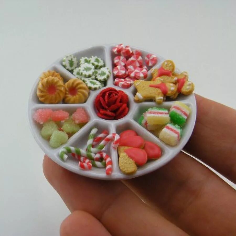 мини фигурки из пластилина еда. столовая блюда. вкусная еда в столовой. где можно делать еду. обед в офисе.