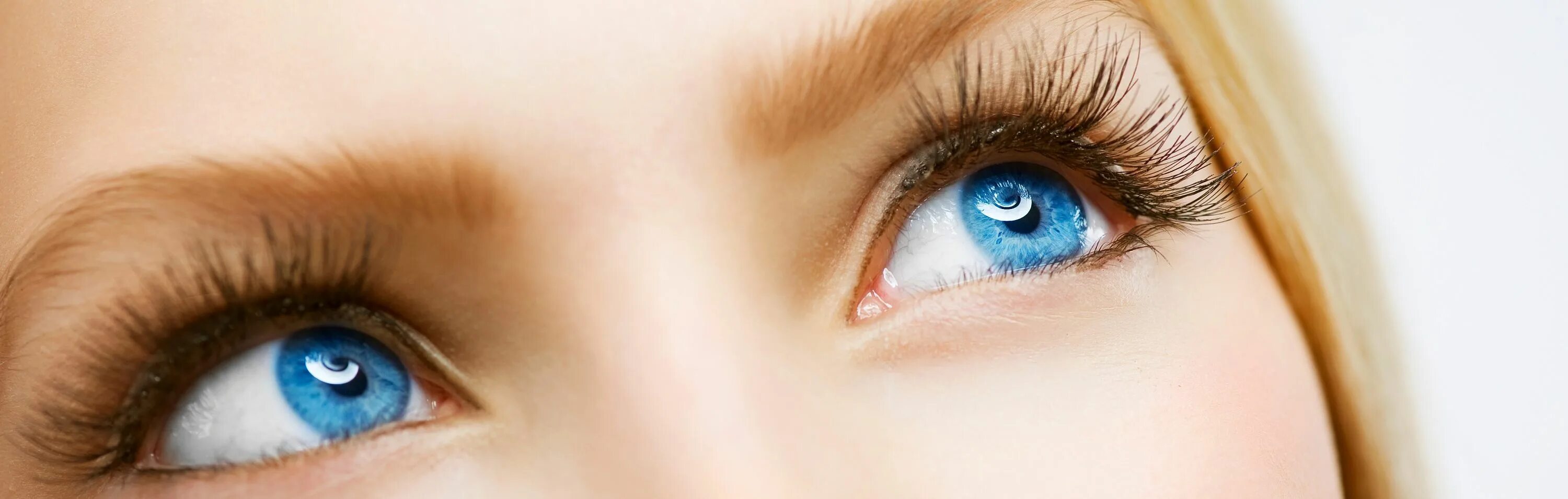 Голубые глаза с длинными ресницами. Голубые глаза женские. Небесно голубые глаза. Здоровый глаз красивый голубой.