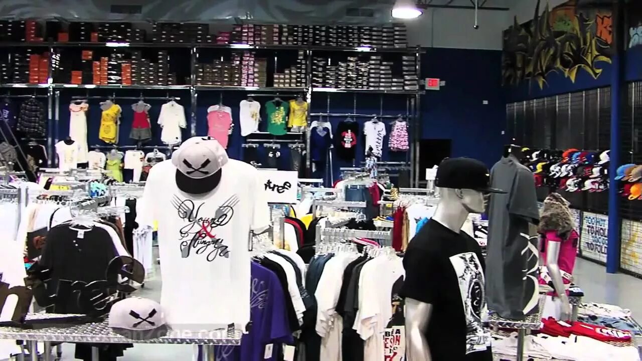 Be hip хабаровск. Hip hop точка магазин. Магазин хип хоп одежды в спб. Ул. Хип хоп магазин.