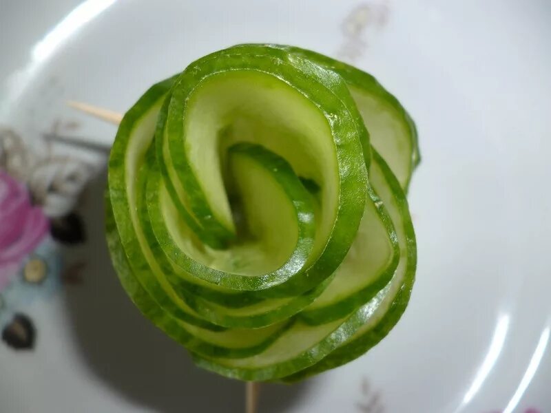 Украшение из огурца. Украшение блюд пошагово. Украшения из огурца своими. Розочки из огурца для украшения. Розочки из огурцов.