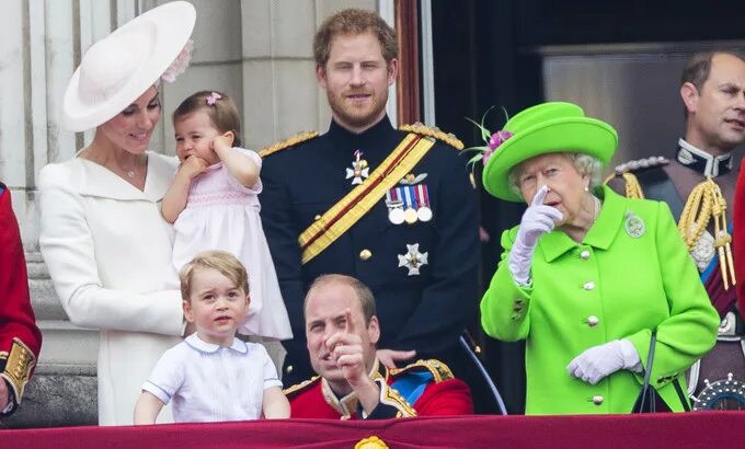 Семья королевы елизаветы 2. Софи рис-джонс и принц эдвард. Граф уэссекский джеймс, виконт северн. Внуки королевы елизаветы 2. Энни лейбовиц королева елизавета фото.