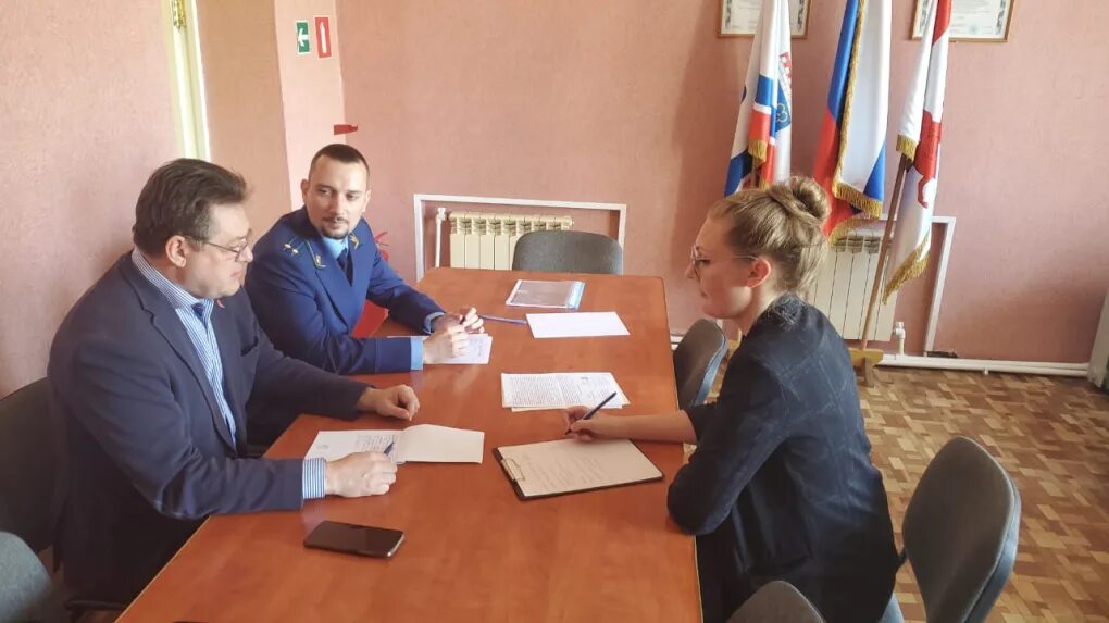 Управленческое консультирование. Семейный бюджет. Общественные советники великие луки. Юрист и клиент. Финансовый консультант.