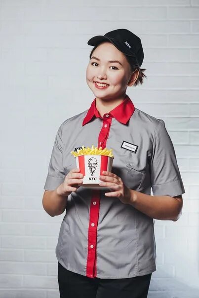 Кроссовки фаины семеновны ялта kfc. Наталья Макарова КФС. KFC сотрудники. Одежда работников КФС. Костюм работника КФС.