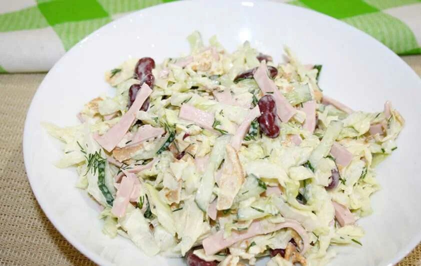 Фасоль и капустой и курицей. Салат с фасолью и пекинской капустой. салат с пекинской капустой и ветчиной. салат с капустой и фасолью. салат с ветчиной и фасолью.