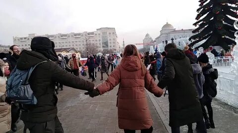 На площади человек 20