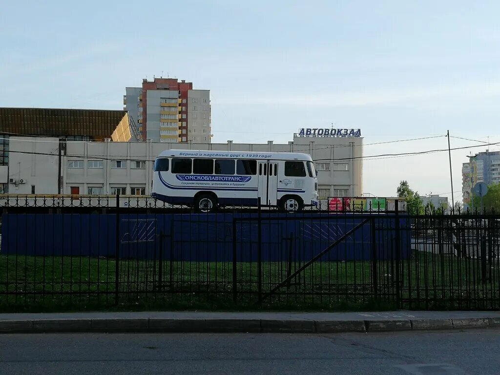 Номер омского автовокзала. Автовокзал проспект Комарова Омск. Автовокзал Омск платформы. Автовокзал Омск картинки. Омский автовокзал внутри.