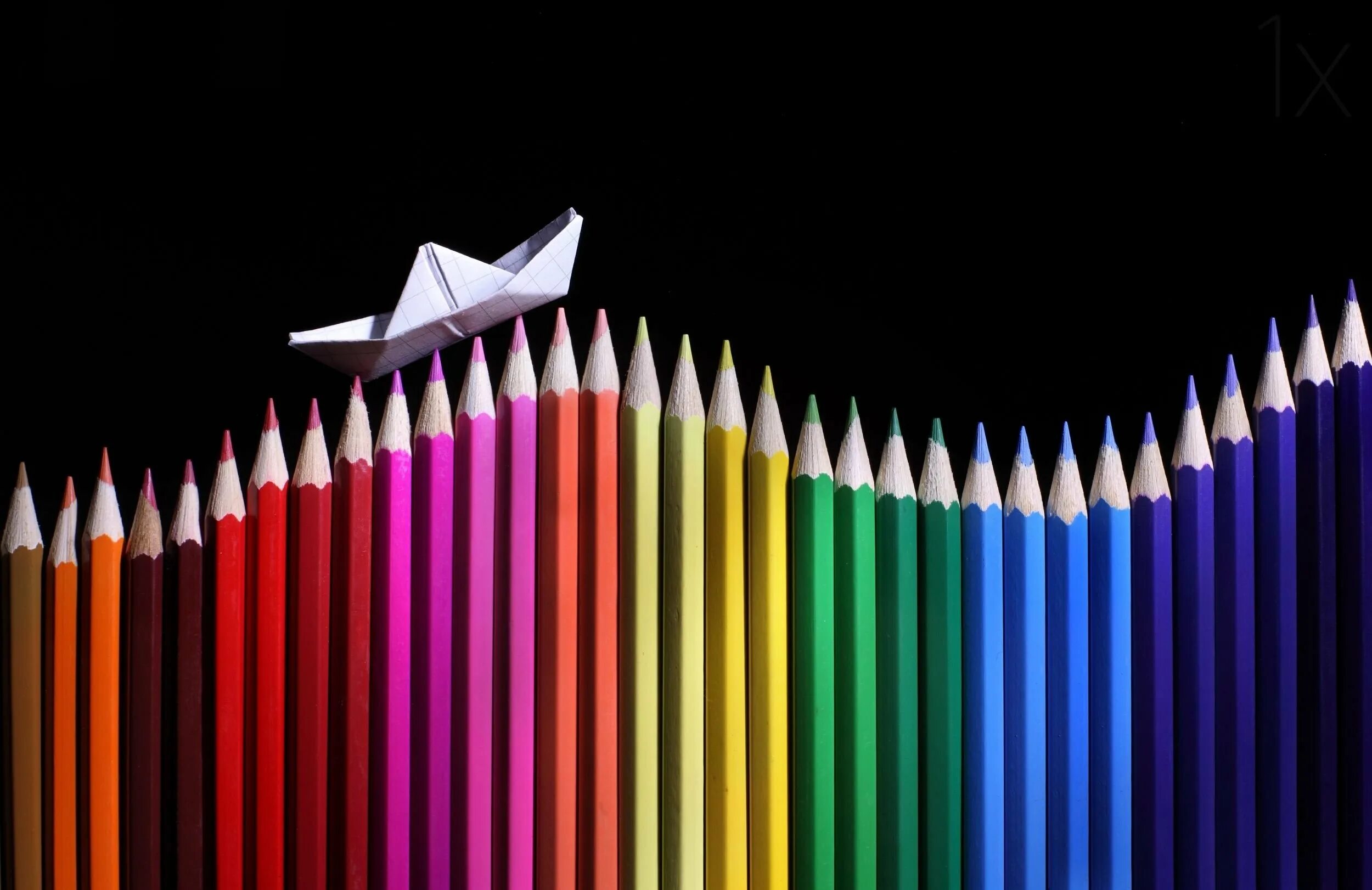 День цветных карандашей картинки. Карандаши цветные. Инсталляция из карандашей. Бумага и цветные карандаши. День цветных карандашей.