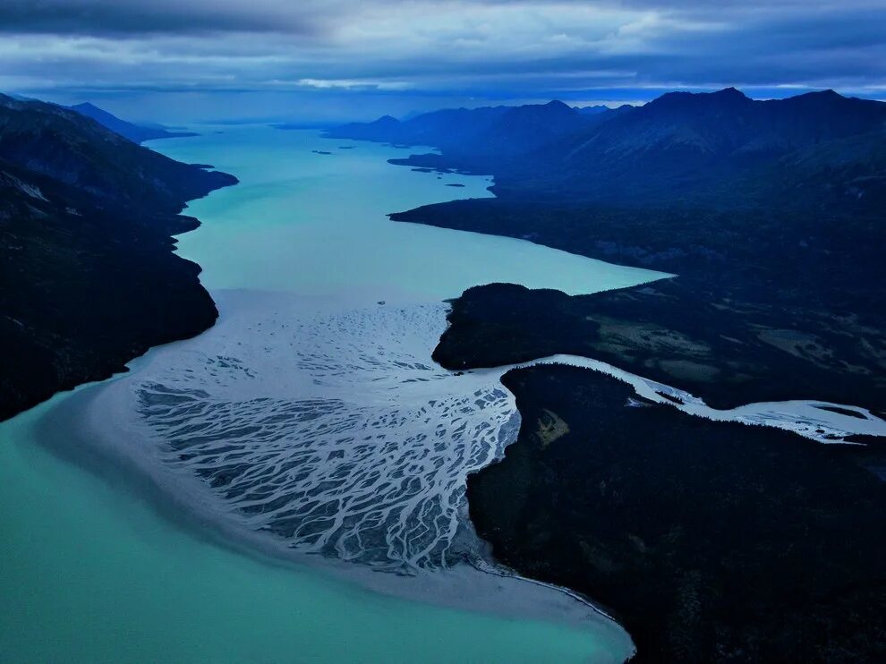 В океане есть река. Озеро Илиамна Аляска. Национальный парк Лейк Кларк. Озеро в океане. Реки в океане.