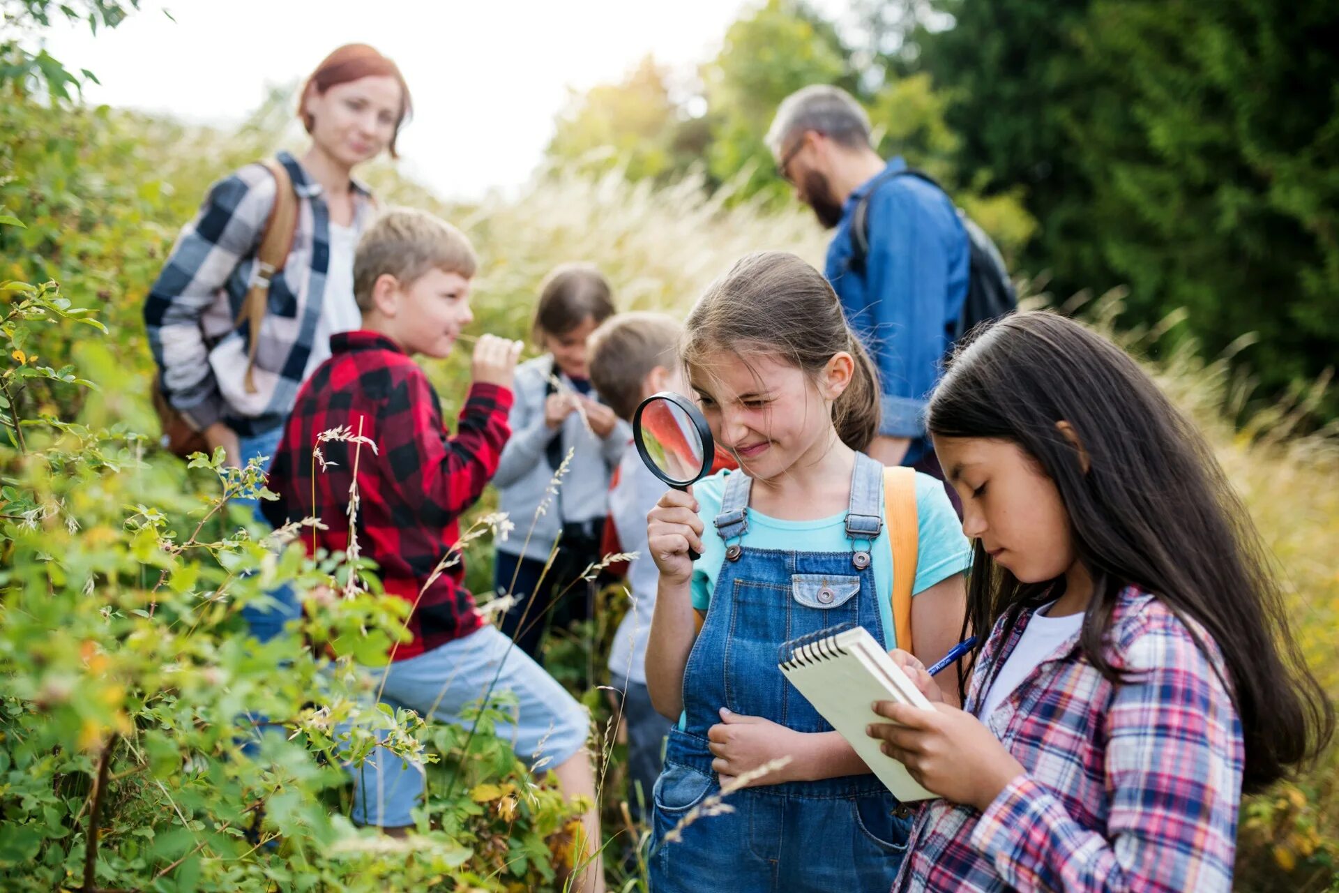 Student camp. Экскурсия на природу. Ученики на природе. Экскурсии на природе для школьников. Школьники на природе.