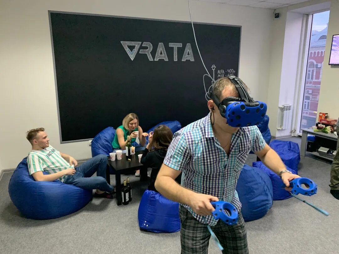 Большой vr клуб. Клуб виртуальной реальности Тамбов врата. VR клуб. Логотип для развлекательных центров виртуальной реальности. Логотип VR клуба.