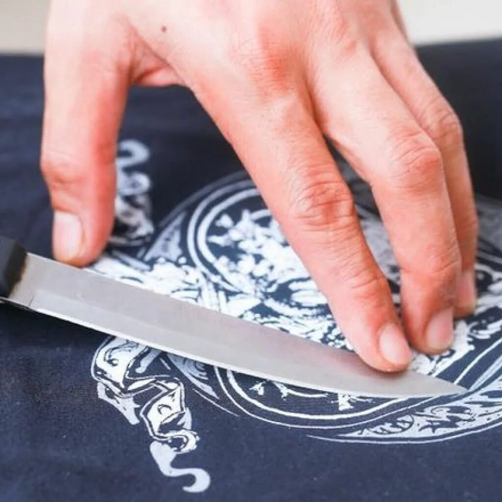 как убрать наклейку с ткани. как убрать наклейку с ткани. как убрать наклейку с ткани. стереть надпись с футболки. стертый рисунок на одежде.