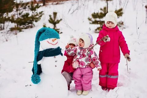 Дети со снеговиком