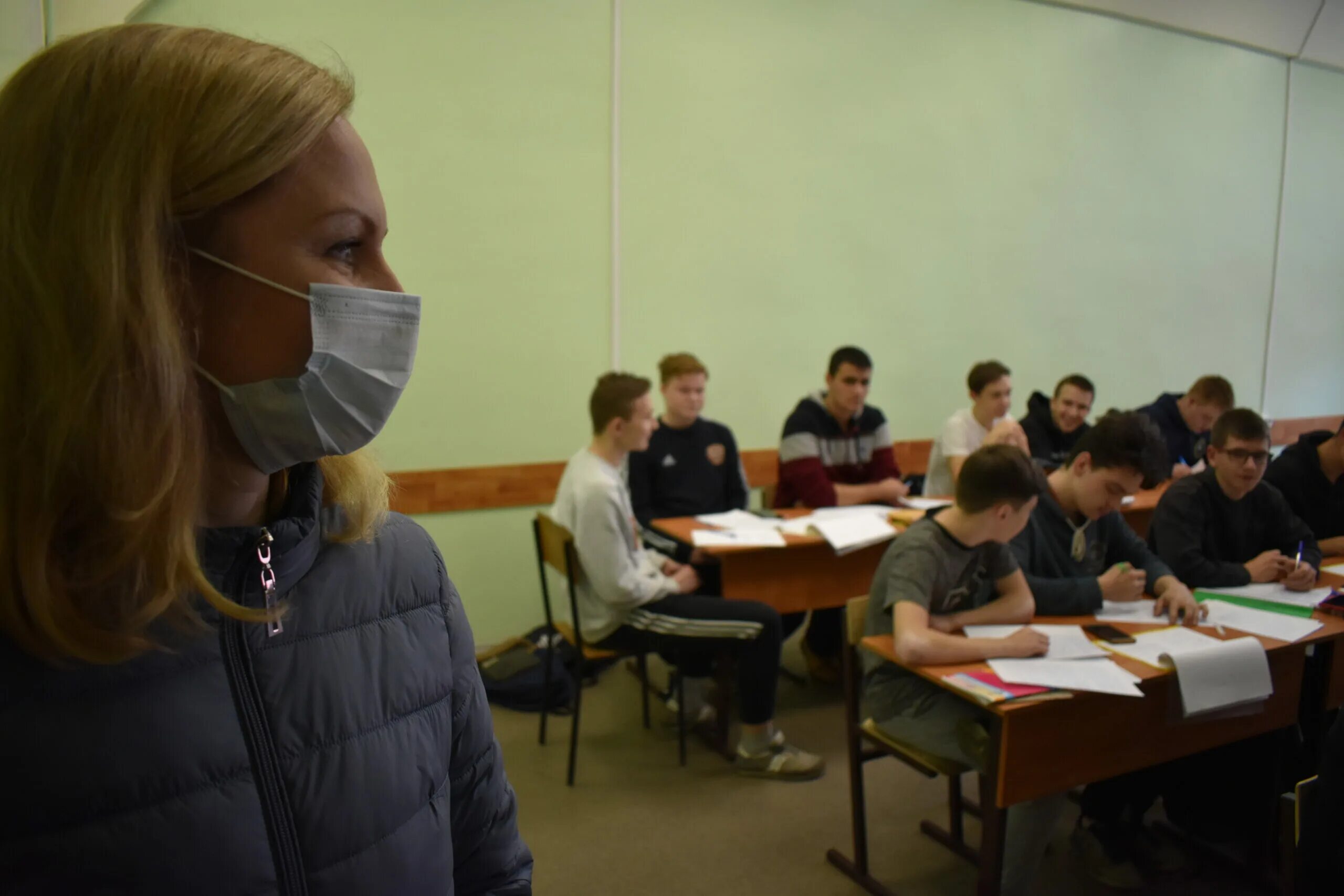 Посещение колледжа. Встреча группы с колледжа через 15 лет. мне выголов с колледже.